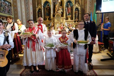 Stitar Şükran günü Ayin'de kilisede geleneksel bölgesel halk kostümleri giymiş insanlar, Hırvatistan