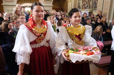 Stitar Şükran günü Ayin'de kilisede geleneksel bölgesel halk kostümleri giymiş kadınlar, Hırvatistan
