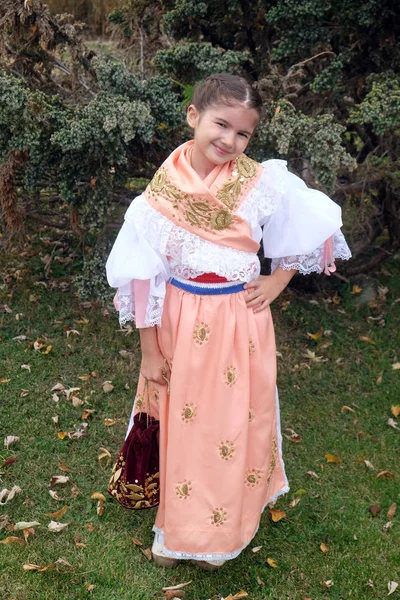 Κορίτσι Ντυμένη Λαϊκές Στολές Πάει Στην Εκκλησία Στη Λειτουργία Την — Φωτογραφία Αρχείου