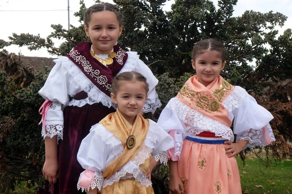 Niñas Vestidas Con Disfraces Populares Van Iglesia Misa Del Día — Foto de Stock