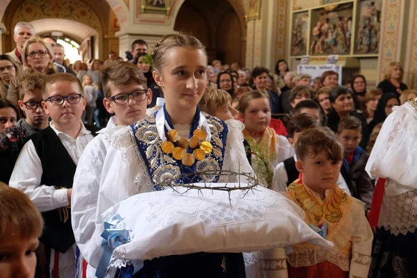 在克罗地亚斯蒂塔尔的感恩节弥撒上 人们穿着传统的地区民族服饰在教堂里 — 图库照片