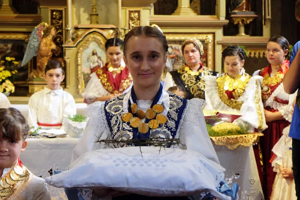 Meisje Holding Kroon Van Doornen Gekleed Traditionele Regionale Folk Kostuums — Stockfoto