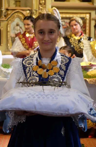 Lány Kezében Koronás Tövisek Öltözött Hagyományos Regionális Népi Jelmezek Templomban — Stock Fotó