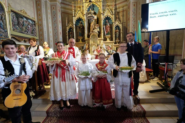 Personas Vestidas Con Trajes Folclóricos Regionales Tradicionales Iglesia Misa Del — Foto de Stock