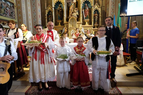 Personas Vestidas Con Trajes Folclóricos Regionales Tradicionales Iglesia Misa Del —  Fotos de Stock