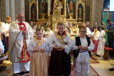 Stitar Şükran günü Ayin'de kilisede geleneksel bölgesel halk kostümleri giymiş insanlar, Hırvatistan