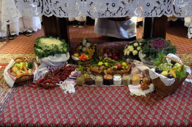 Hırvatistan'ın Stitar kentinde Şükran Günü'nde ayin den önce sunağın önüne konulan teklifler