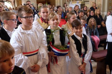 Stitar Şükran günü Ayin'de kilisede geleneksel bölgesel halk kostümleri giymiş insanlar, Hırvatistan