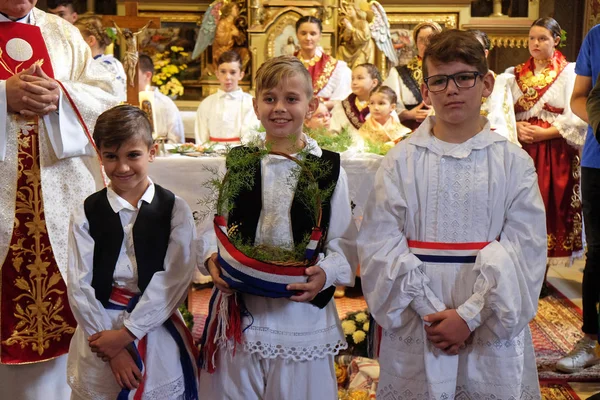 Діти Одягнені Традиційні Регіональні Народні Костюми Церкві Масі День Подяки — стокове фото