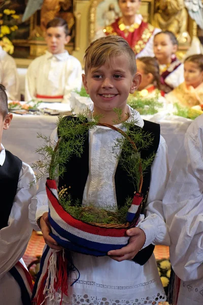 Niño Vestido Con Trajes Folclóricos Regionales Tradicionales Iglesia Misa Del — Foto de Stock