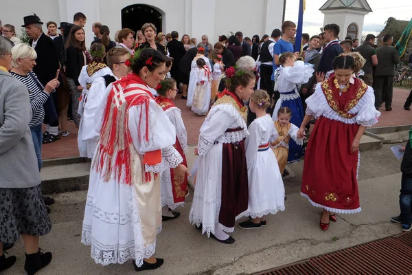 Les Gens Vêtus Costumes Folkloriques Vont Église Lors Messe Thanksgiving — Photo