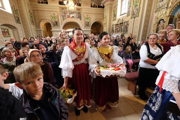 Personas Vestidas Con Trajes Folclóricos Regionales Tradicionales Iglesia Misa Del — Foto de Stock