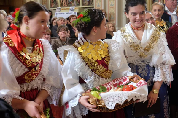 Femmes Vêtues Costumes Folkloriques Régionaux Traditionnels Dans Église Lors Messe — Photo