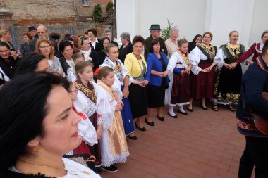 Hırvatistan'ın Stitar kentinde Şükran Günü'nde ayinden sonra insanlar şarkı ve dans ediyor.