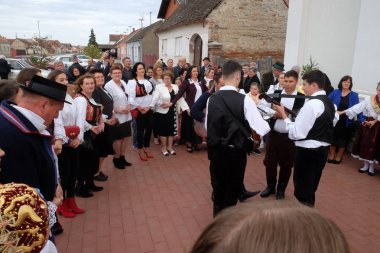 Hırvatistan'ın Stitar kentinde Şükran Günü'nde ayinden sonra insanlar şarkı ve dans ediyor.