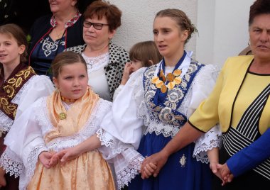 Hırvatistan'ın Stitar kentinde Şükran Günü'nde ayinden sonra insanlar şarkı ve dans ediyor.