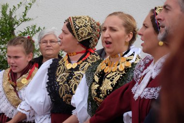 Hırvatistan'ın Stitar kentinde Şükran Günü'nde ayinden sonra insanlar şarkı ve dans ediyor.