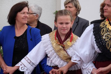 Hırvatistan'ın Stitar kentinde Şükran Günü'nde ayinden sonra insanlar şarkı ve dans ediyor.