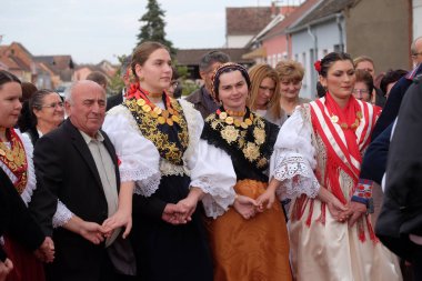 Hırvatistan'ın Stitar kentinde Şükran Günü'nde ayinden sonra insanlar şarkı ve dans ediyor.