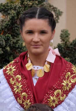 Halk kostümleri giymiş kadın Stitar Şükran günü Ayin'de kiliseye gitmek, Hırvatistan