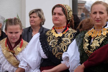 Hırvatistan'ın Stitar kentinde Şükran Günü'nde ayinden sonra insanlar şarkı ve dans ediyor.