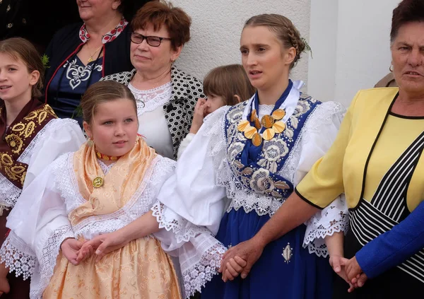 Hırvatistan'ın Stitar kentinde Şükran Günü'nde ayinden sonra insanlar şarkı ve dans ediyor.