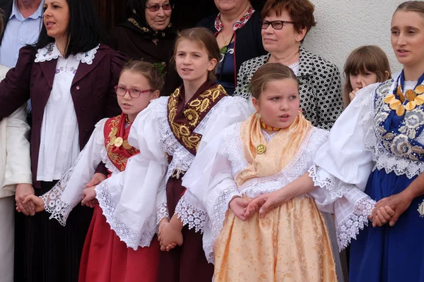 Hırvatistan'ın Stitar kentinde Şükran Günü'nde ayinden sonra insanlar şarkı ve dans ediyor.