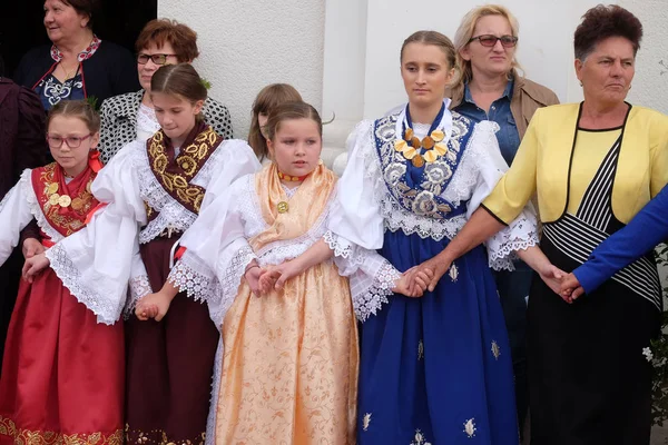 Hırvatistan'ın Stitar kentinde Şükran Günü'nde ayinden sonra insanlar şarkı ve dans ediyor.