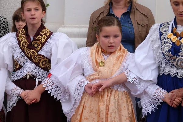 Hırvatistan'ın Stitar kentinde Şükran Günü'nde ayinden sonra insanlar şarkı ve dans ediyor.