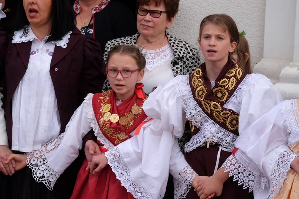 Hırvatistan'ın Stitar kentinde Şükran Günü'nde ayinden sonra insanlar şarkı ve dans ediyor.