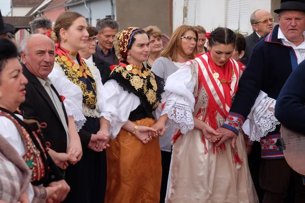 Hırvatistan'ın Stitar kentinde Şükran Günü'nde ayinden sonra insanlar şarkı ve dans ediyor.