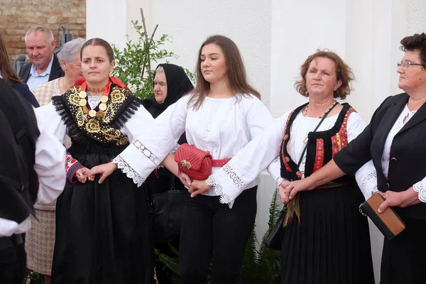 Hırvatistan'ın Stitar kentinde Şükran Günü'nde ayinden sonra insanlar şarkı ve dans ediyor.