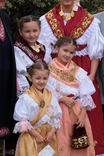 Meninas Vestidas Com Trajes Populares Vão Igreja Missa Dia Ação — Fotografia de Stock