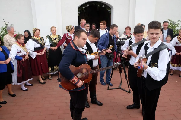 Hırvatistan'ın Stitar kentinde Şükran Günü'nde ayinden sonra insanlar şarkı ve dans ediyor.