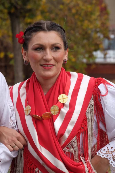 Vrouw Gekleed Folk Kostuums Naar Kerk Mis Thanksgiving Day Stitar — Stockfoto