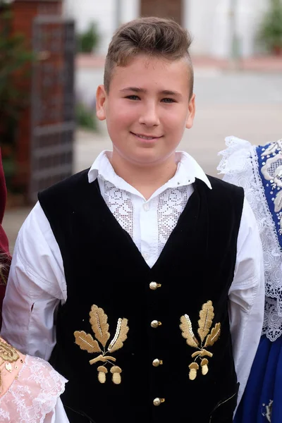 Niño Vestido Con Trajes Populares Iglesia Misa Día Acción Gracias — Foto de Stock