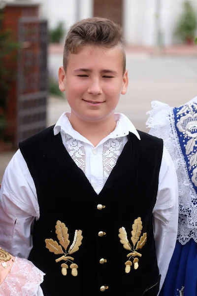 Menino Vestido Com Trajes Populares Para Igreja Missa Dia Ação — Fotografia de Stock