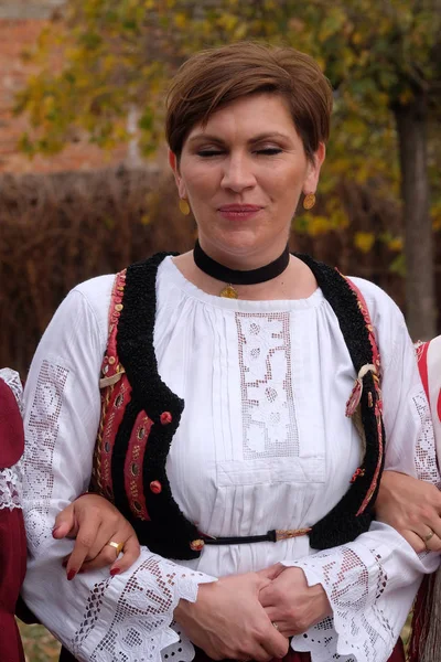 Mujer Vestida Con Disfraces Populares Iglesia Misa Del Día Acción — Foto de Stock