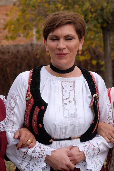 Mulher Vestida Com Trajes Populares Para Igreja Missa Dia Ação — Fotografia de Stock