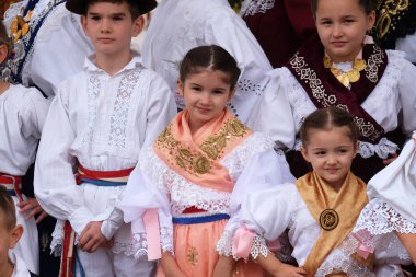 Halk kostümleri giymiş insanlar Stitar, Hırvatistan Şükran günü Ayin'de kiliseye gitmek