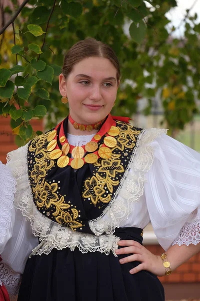 Девушка Народных Костюмах Идет Церковь Мессу День Благодарения Ститаре Хорватия — стоковое фото