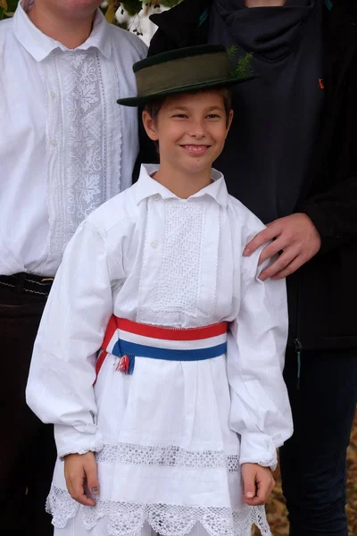Niño Vestido Con Trajes Populares Iglesia Misa Día Acción Gracias — Foto de Stock