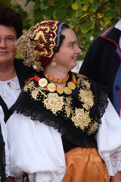 Женщина Народных Костюмах Ходит Церковь Мессу День Благодарения Ститаре Хорватия — стоковое фото