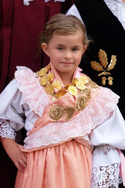 Meisje Gekleed Folk Kostuums Naar Kerk Mis Thanksgiving Day Stitar — Stockfoto