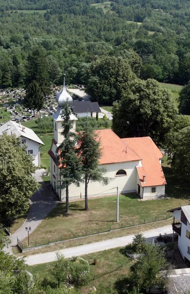 Barilovicki Cerovac, Hırvatistan'daki Holy Trinity kilisesi