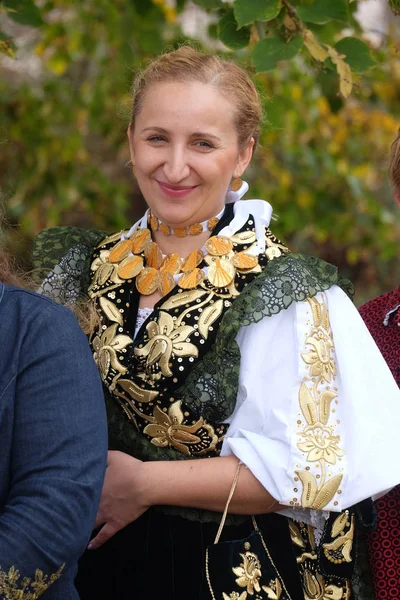 在克罗地亚斯蒂塔尔的感恩节 身着民族服装的妇女去教堂参加感恩节弥撒 — 图库照片