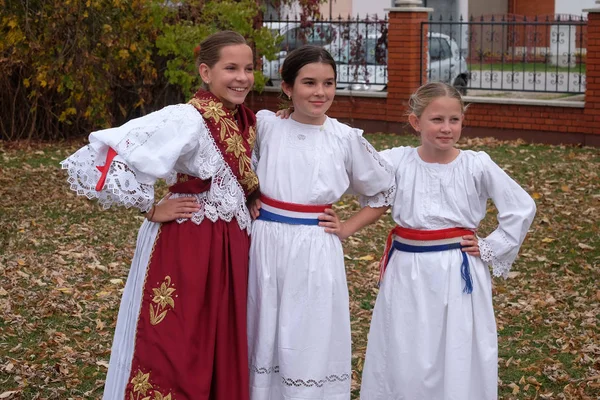 Niñas Vestidas Con Disfraces Populares Van Iglesia Misa Del Día — Foto de Stock