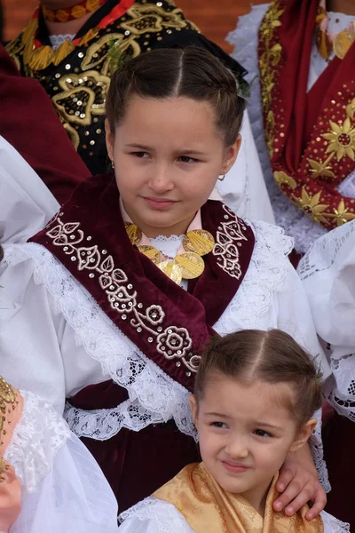 Niñas Vestidas Con Disfraces Populares Van Iglesia Misa Del Día — Foto de Stock