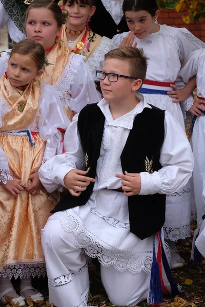 Menino Vestido Com Trajes Populares Para Igreja Missa Dia Ação — Fotografia de Stock