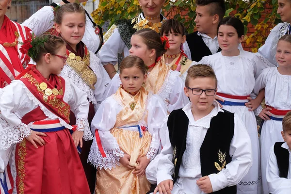 Halk Kostümleri Giymiş Insanlar Stitar Hırvatistan Şükran Günü Ayin Kiliseye — Stok fotoğraf